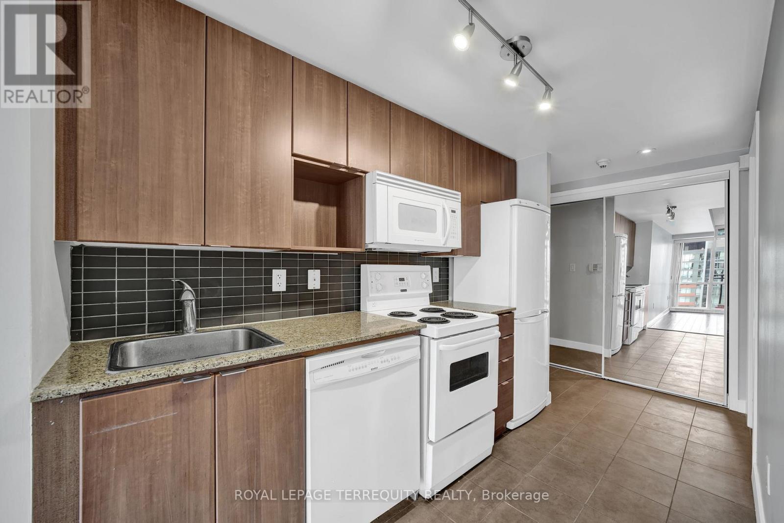 2005 - 11 Brunel Court, Toronto, Ontario  M5V 3Y3 - Photo 11 - C13513866