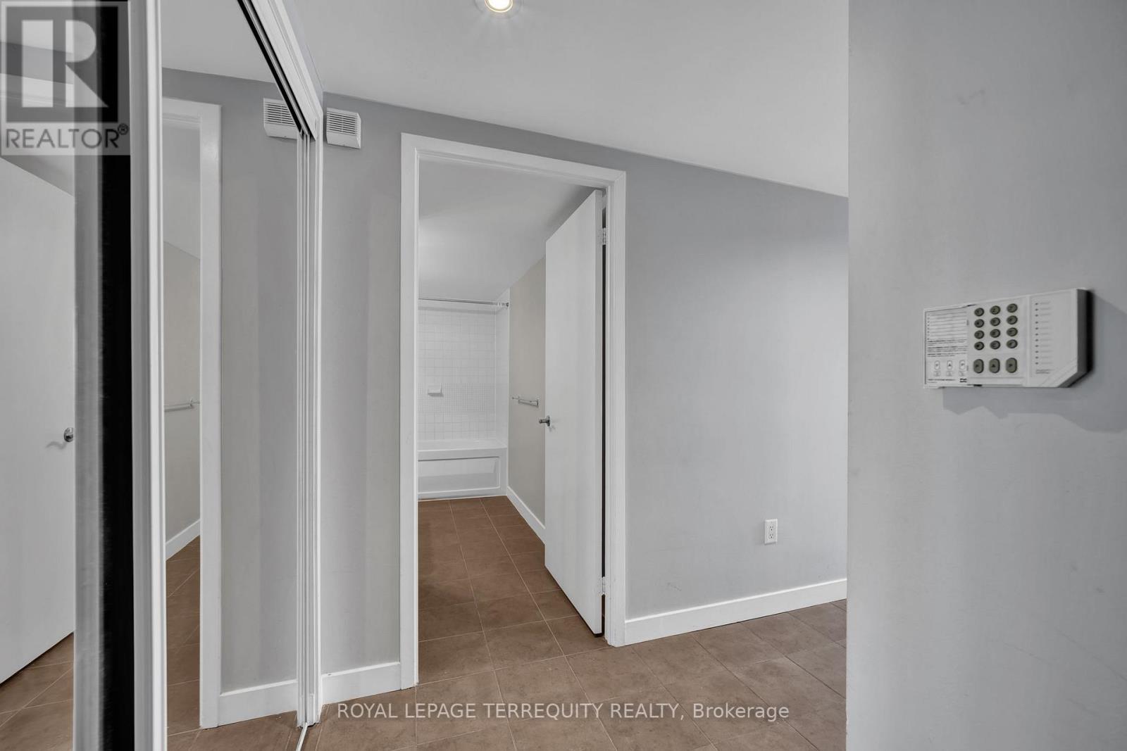 2005 - 11 Brunel Court, Toronto, Ontario  M5V 3Y3 - Photo 6 - C13513866