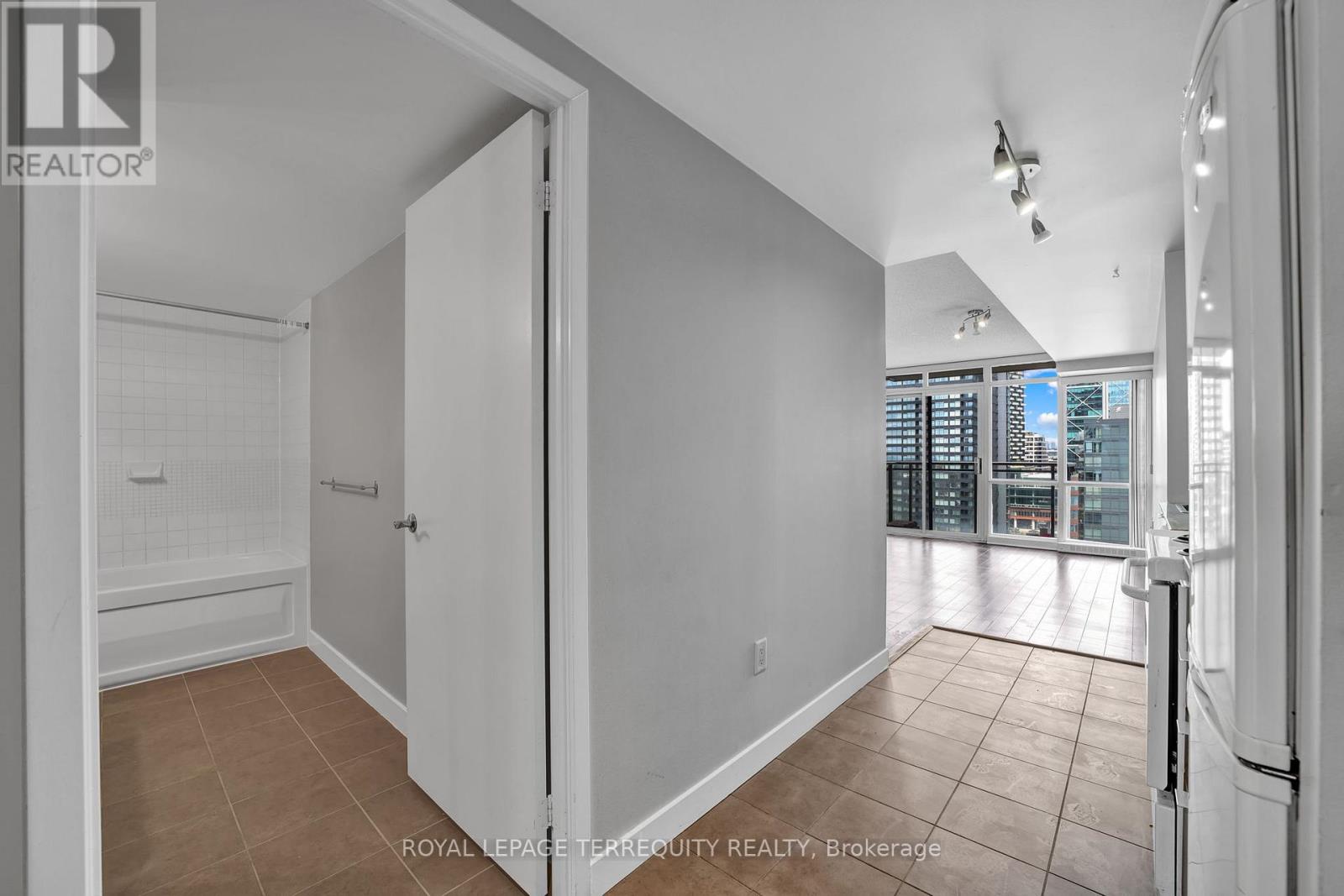 2005 - 11 Brunel Court, Toronto, Ontario  M5V 3Y3 - Photo 7 - C13513866