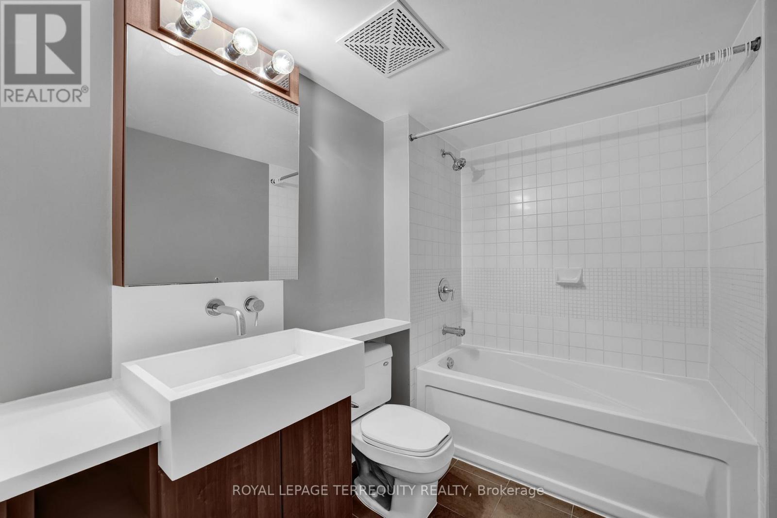 2005 - 11 Brunel Court, Toronto, Ontario  M5V 3Y3 - Photo 8 - C13513866