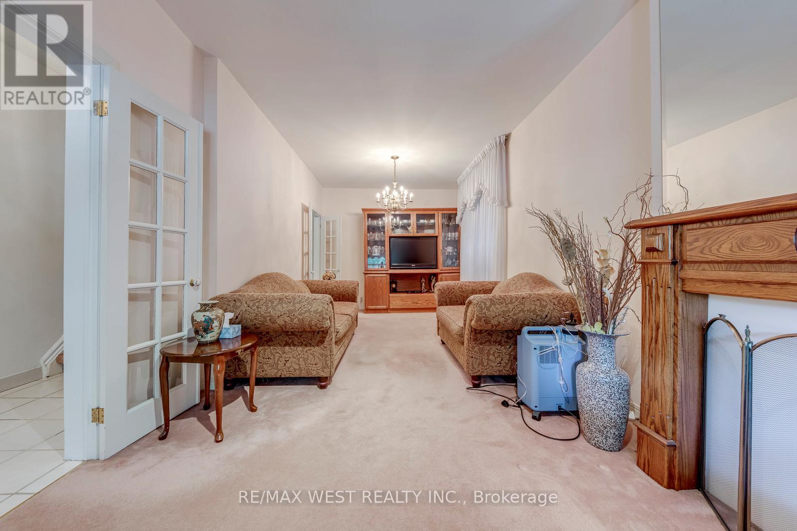 170 Pacific Avenue, Toronto, Ontario  M6P 2P5 - Photo 10 - W13513718