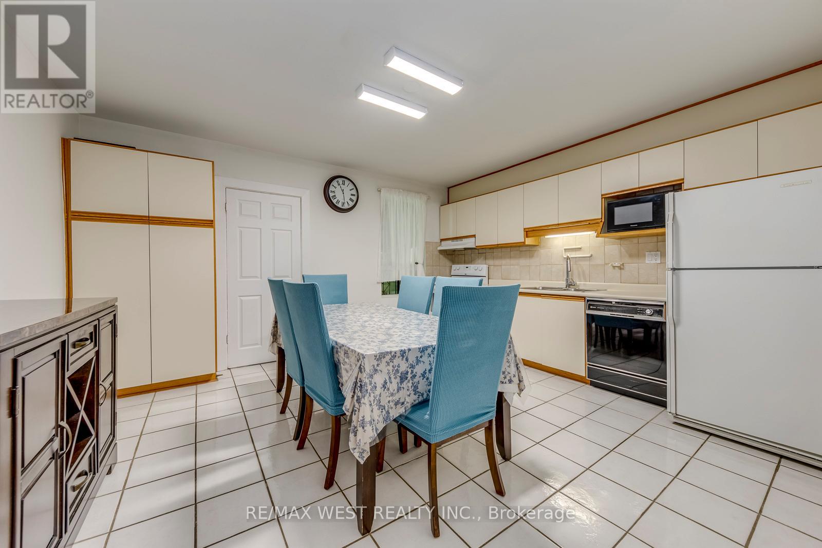 170 Pacific Avenue, Toronto, Ontario  M6P 2P5 - Photo 15 - W13513718