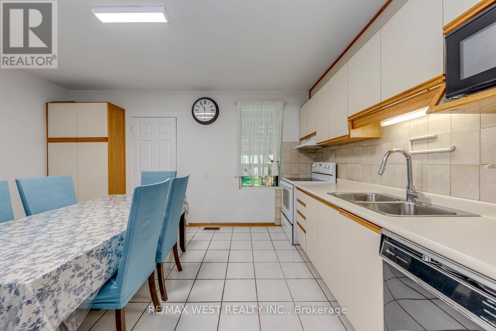 170 Pacific Avenue, Toronto, Ontario  M6P 2P5 - Photo 17 - W13513718