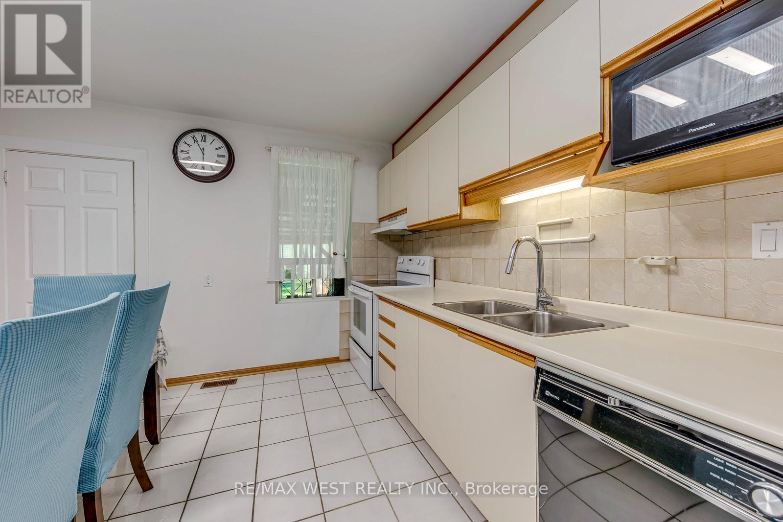 170 Pacific Avenue, Toronto, Ontario  M6P 2P5 - Photo 18 - W13513718