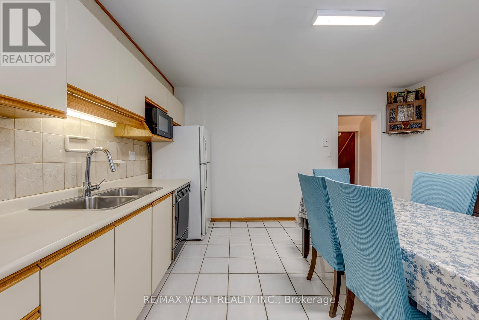 170 Pacific Avenue, Toronto, Ontario  M6P 2P5 - Photo 19 - W13513718