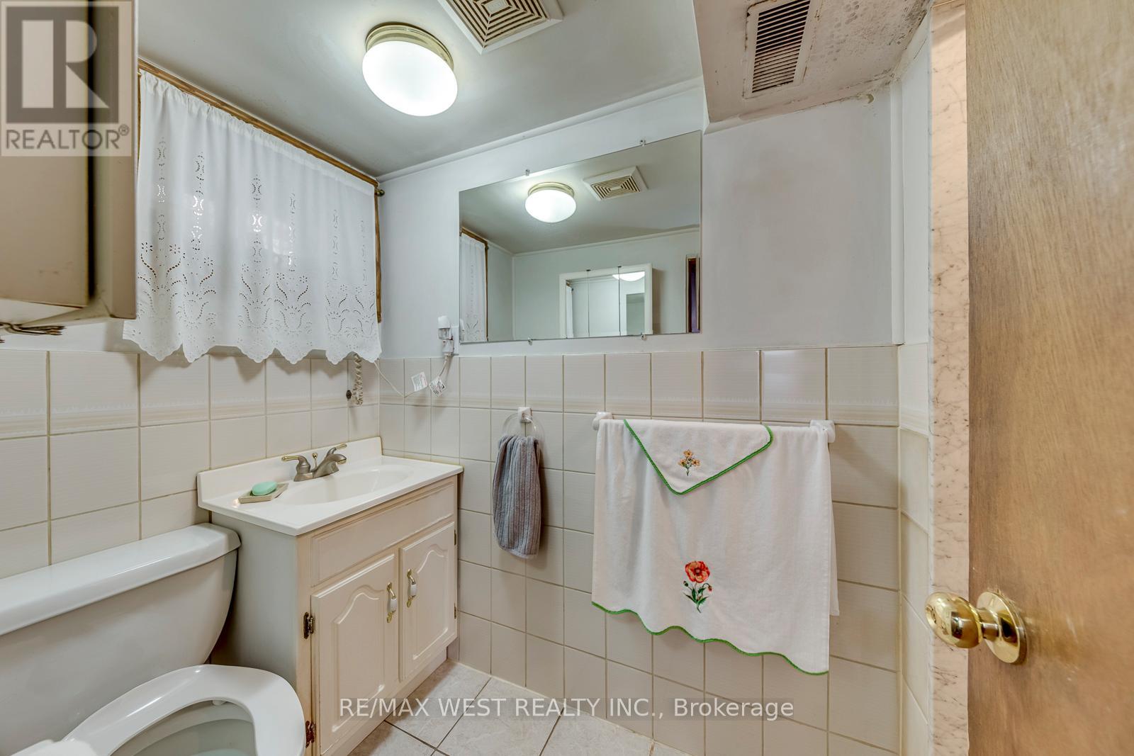 170 Pacific Avenue, Toronto, Ontario  M6P 2P5 - Photo 39 - W13513718