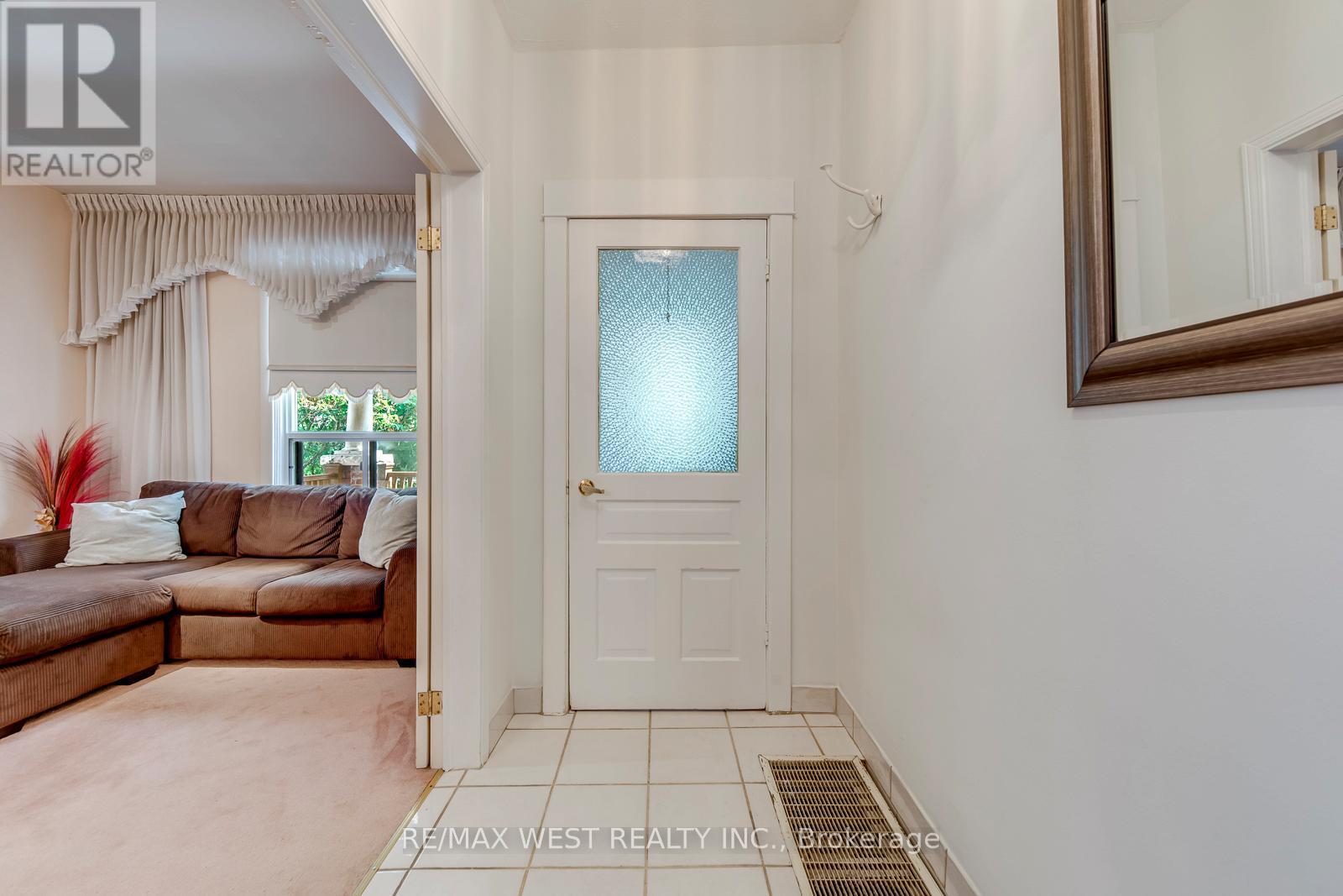170 Pacific Avenue, Toronto, Ontario  M6P 2P5 - Photo 6 - W13513718