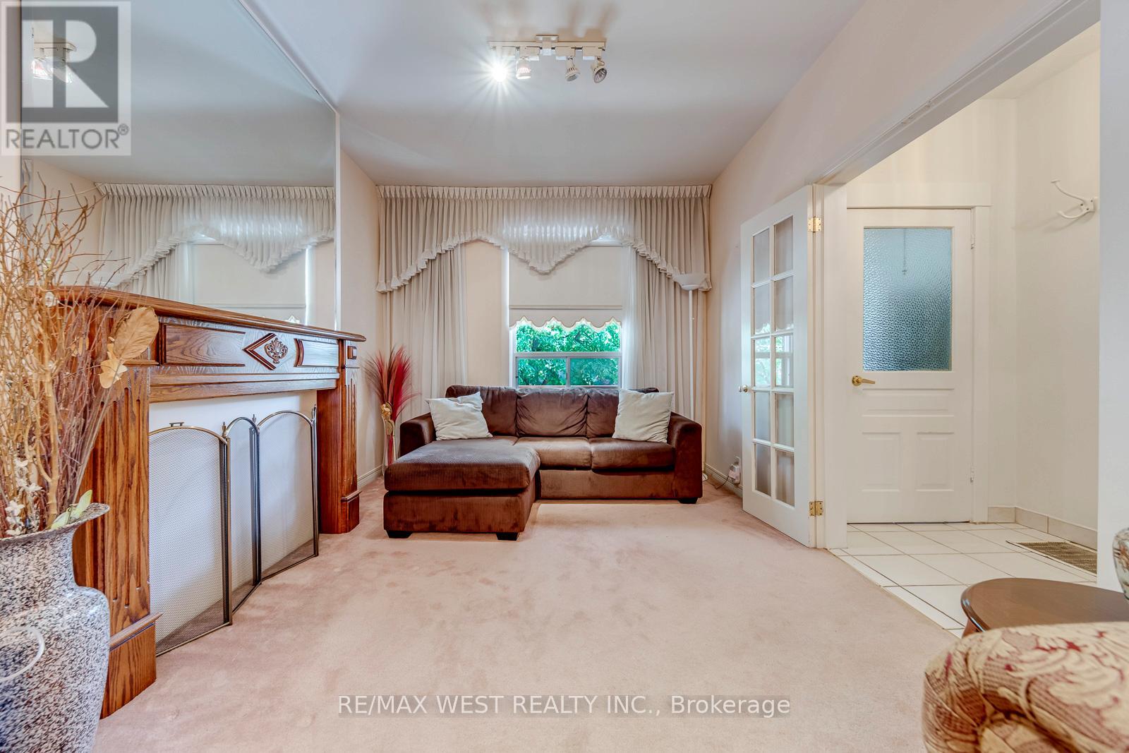 170 Pacific Avenue, Toronto, Ontario  M6P 2P5 - Photo 8 - W13513718