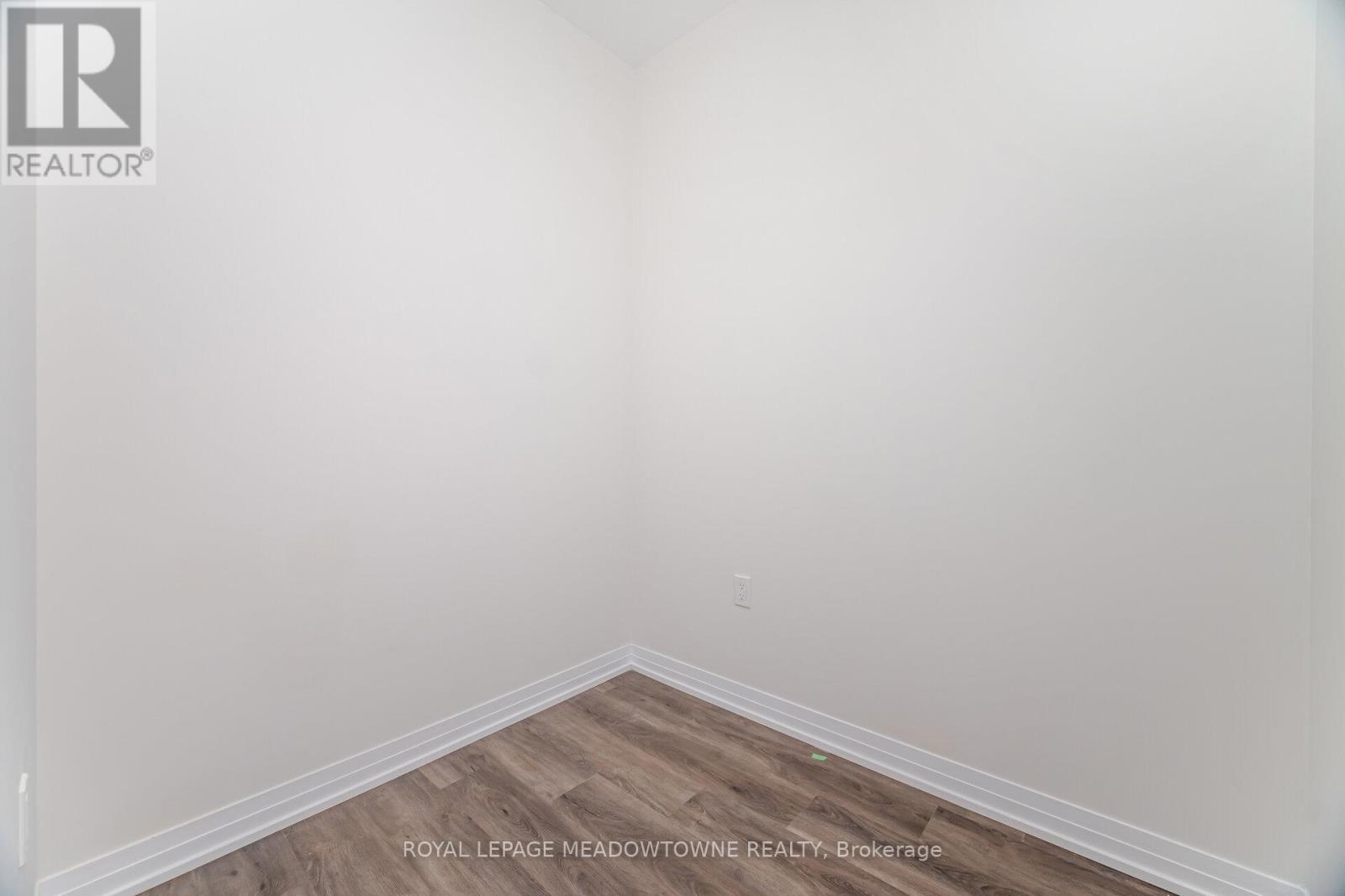 207 - 15 WATERGARDEN DRIVE
