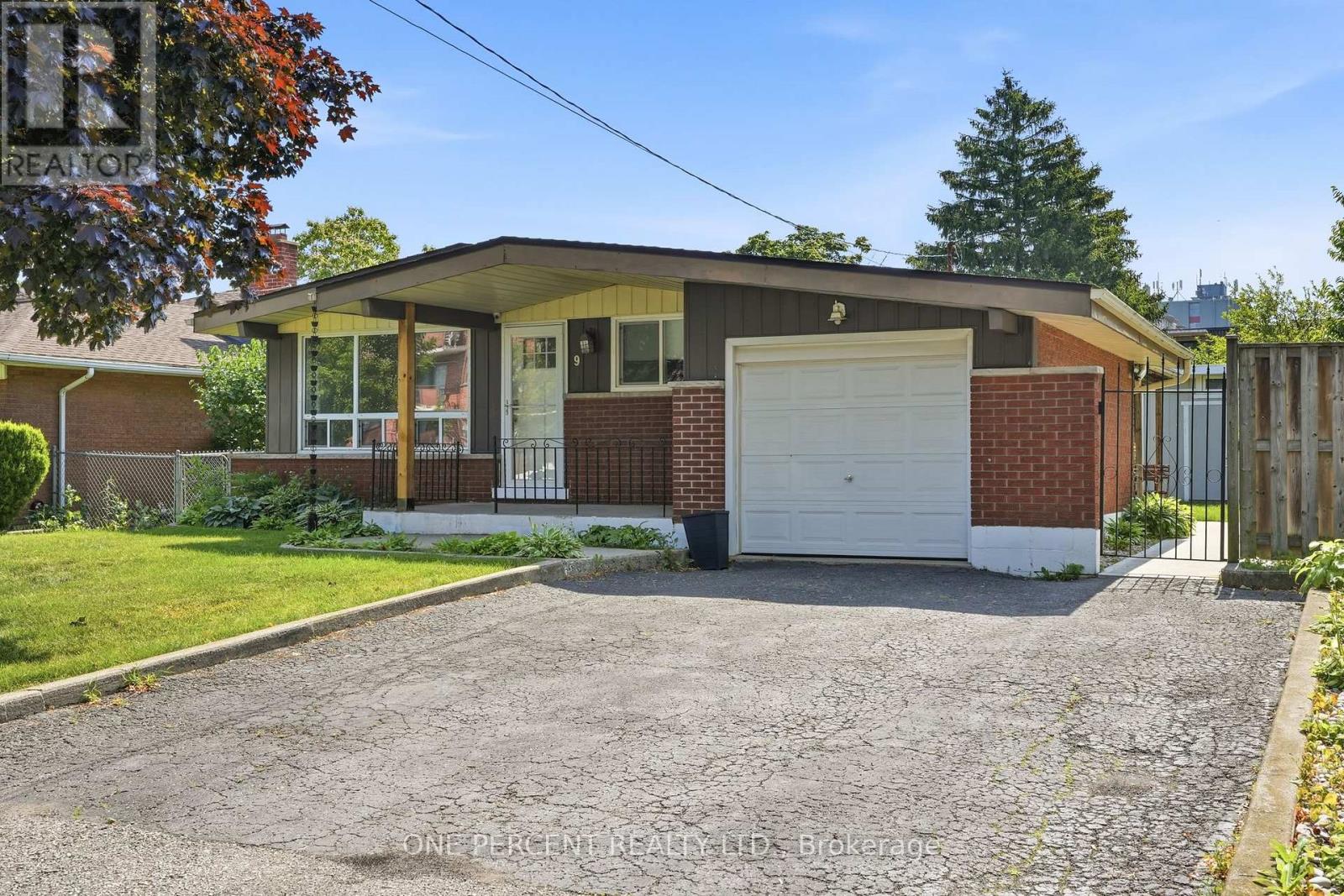9 Bishopsgate Avenue, Hamilton, Ontario  L8V 3K3 - Photo 2 - X13514116