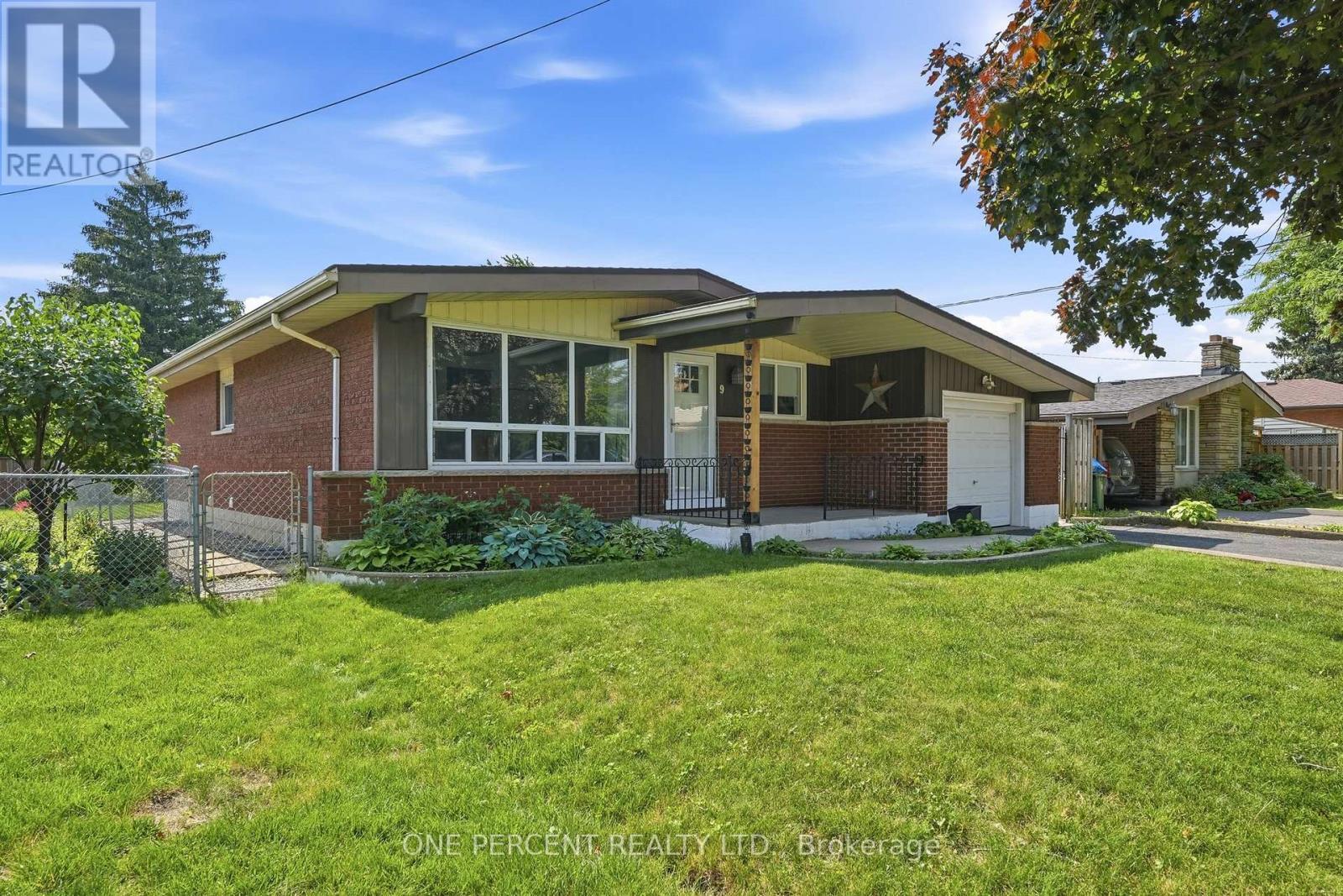 9 Bishopsgate Avenue, Hamilton, Ontario  L8V 3K3 - Photo 3 - X13514116