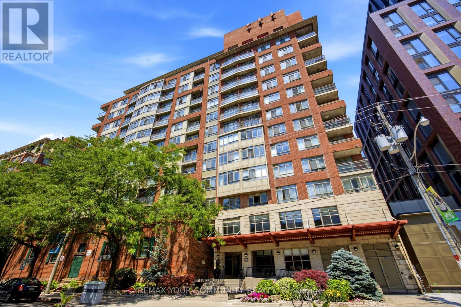 <div class="slider-price">$949,900</div><p>1108 - 80 Mill Street, Toronto, Ontario</p>