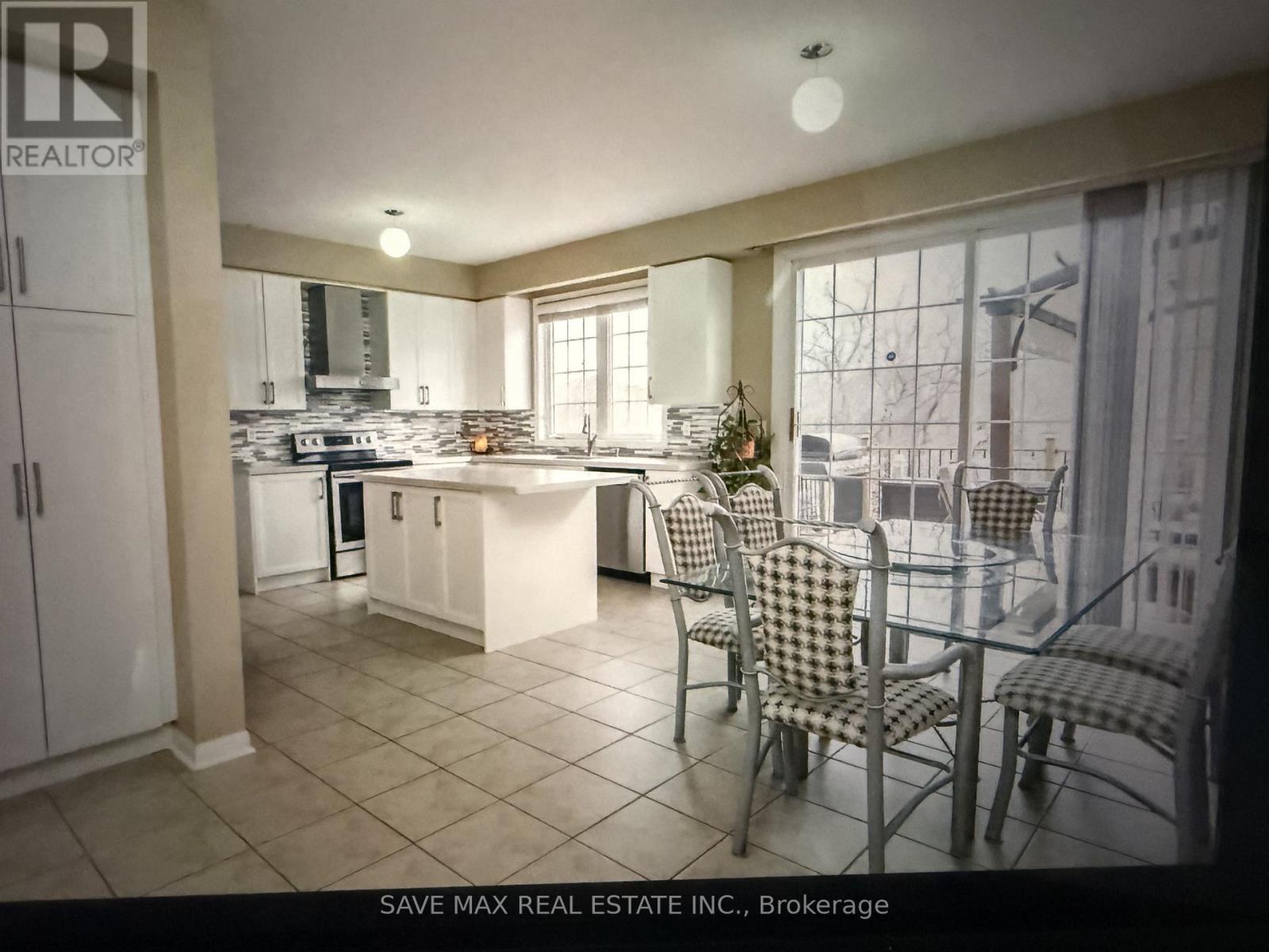 184 Treeline Boulevard, Brampton, Ontario  L6P 1E8 - Photo 2 - W13514414