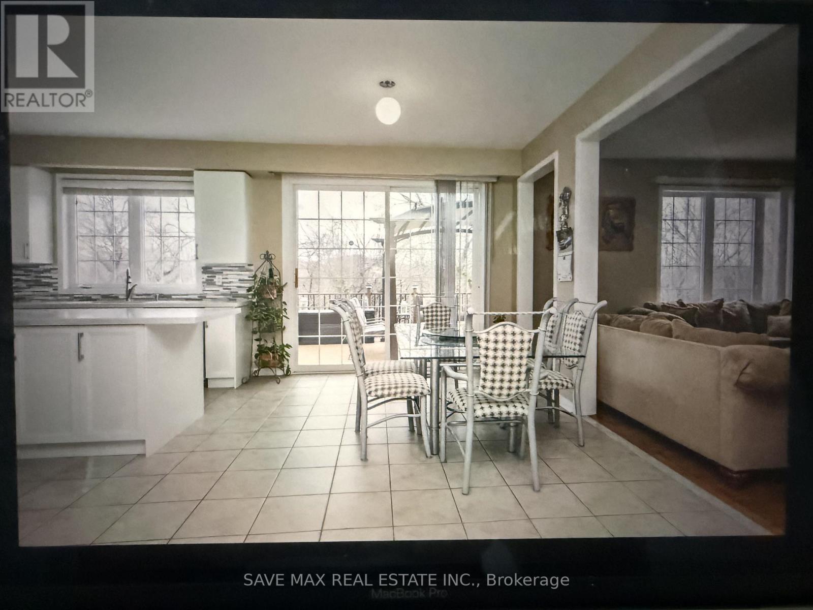 184 Treeline Boulevard, Brampton, Ontario  L6P 1E8 - Photo 4 - W13514414