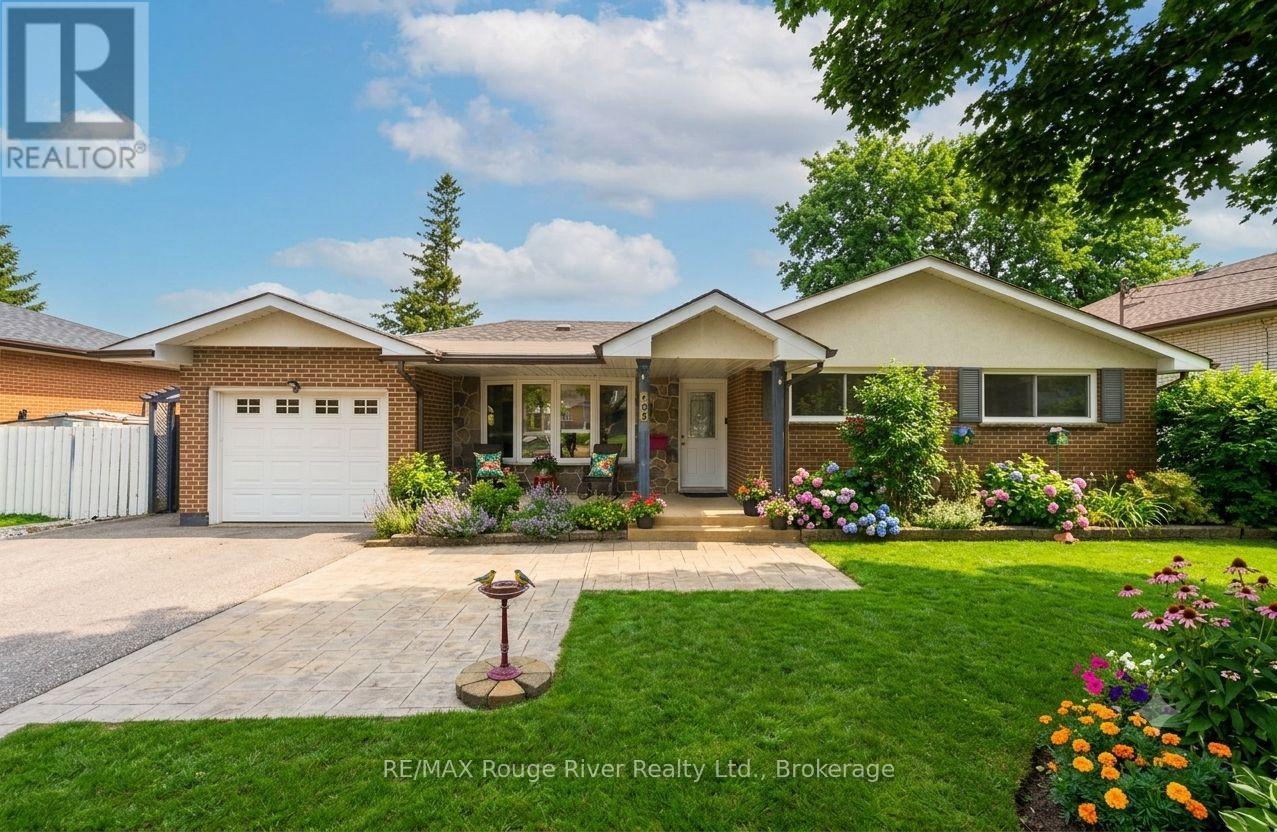 98 APPLEWOOD CRESCENT, Whitby (Blue Grass Meadows)