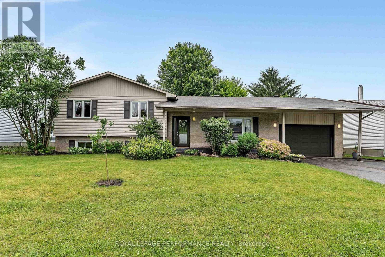 30 PROMENADE BOULEVARD, Russell, Ontario
