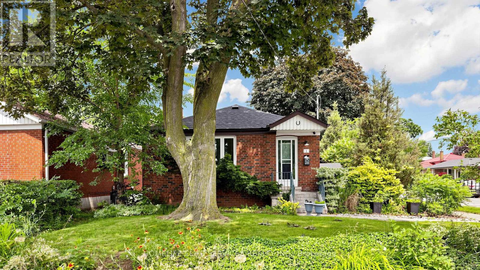 <div class="slider-price">$999,999</div><p>1 Helsby Crescent, Toronto, Ontario</p>