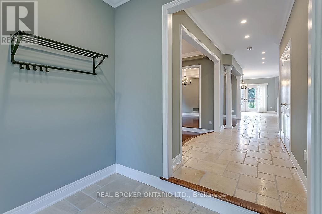 1510 Arrowhead Road, Oakville, Ontario  L6H 7V6 - Photo 3 - W13515202