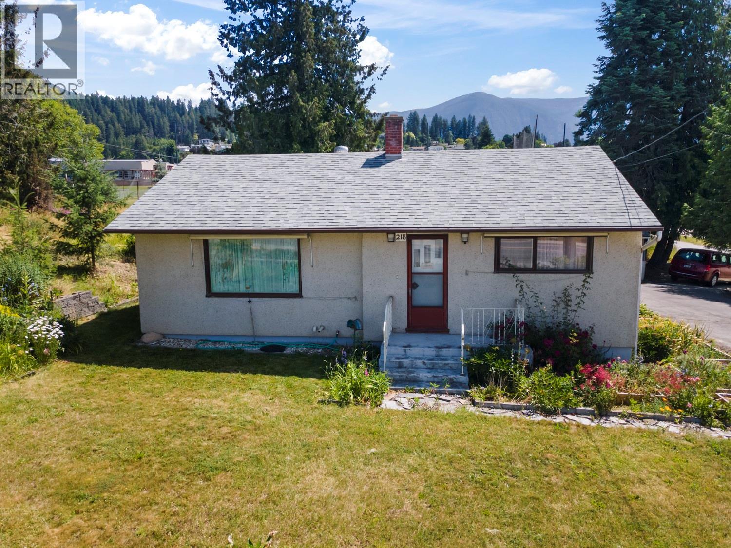218 16th Avenue N, Creston, British Columbia V0B 1G5 - Photo 1 - 10377880