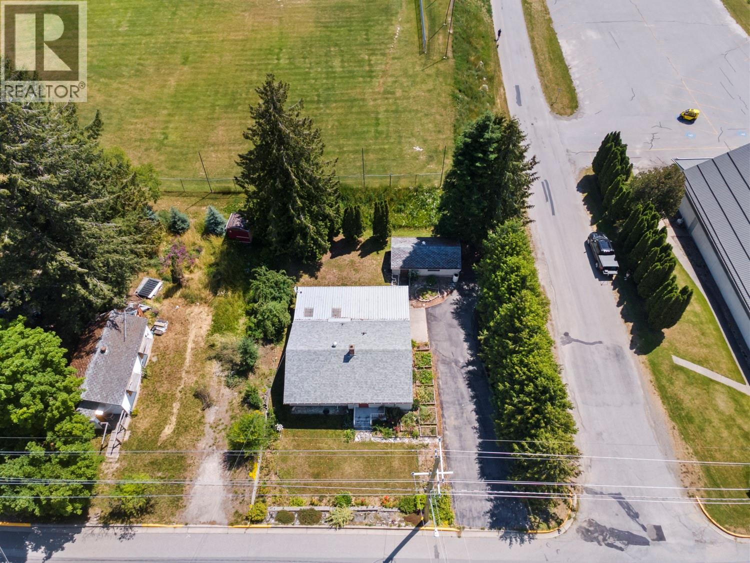 218 16th Avenue N, Creston, British Columbia V0B 1G5 - Photo 2 - 10377880