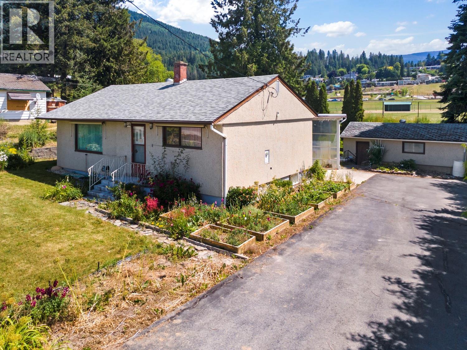 218 16th Avenue N, Creston, British Columbia V0B 1G5 - Photo 3 - 10377880