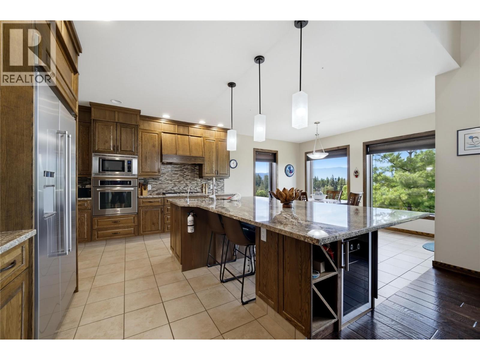 2421 25 Street NE, Salmon Arm, British Columbia  V1E 2Z7 - Photo 4 - 10393352