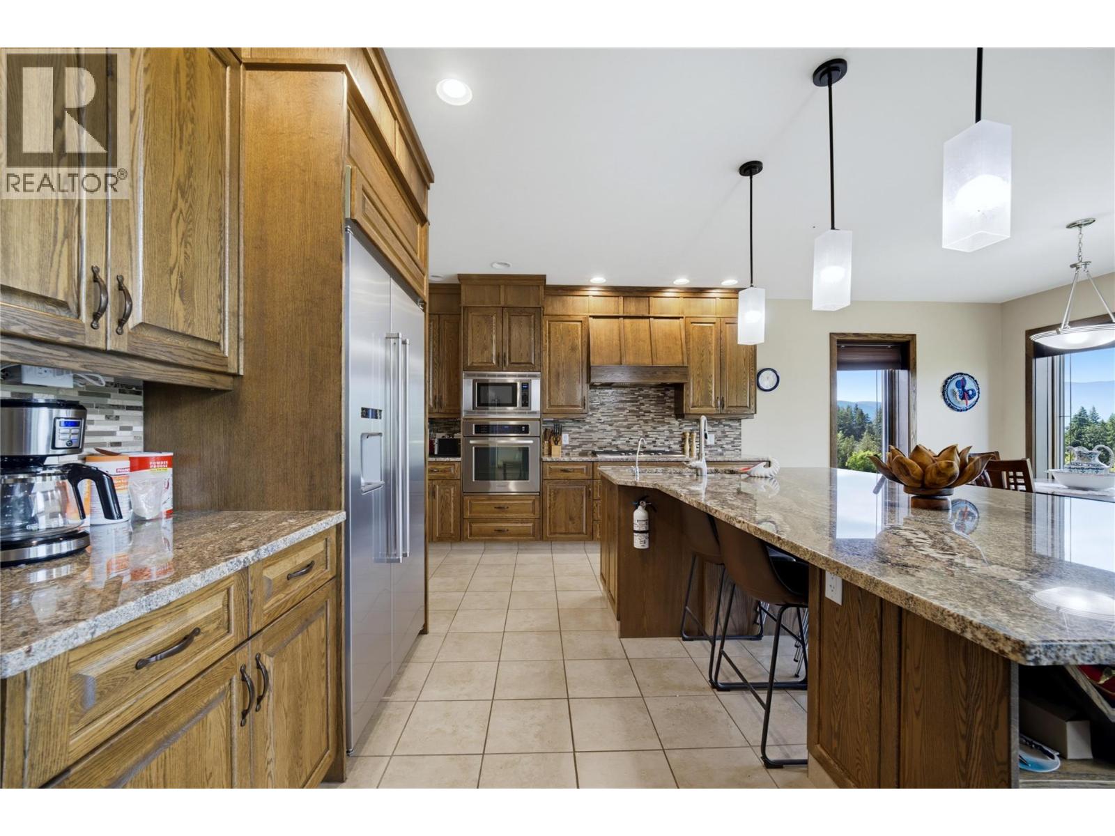 2421 25 Street NE, Salmon Arm, British Columbia  V1E 2Z7 - Photo 5 - 10393352