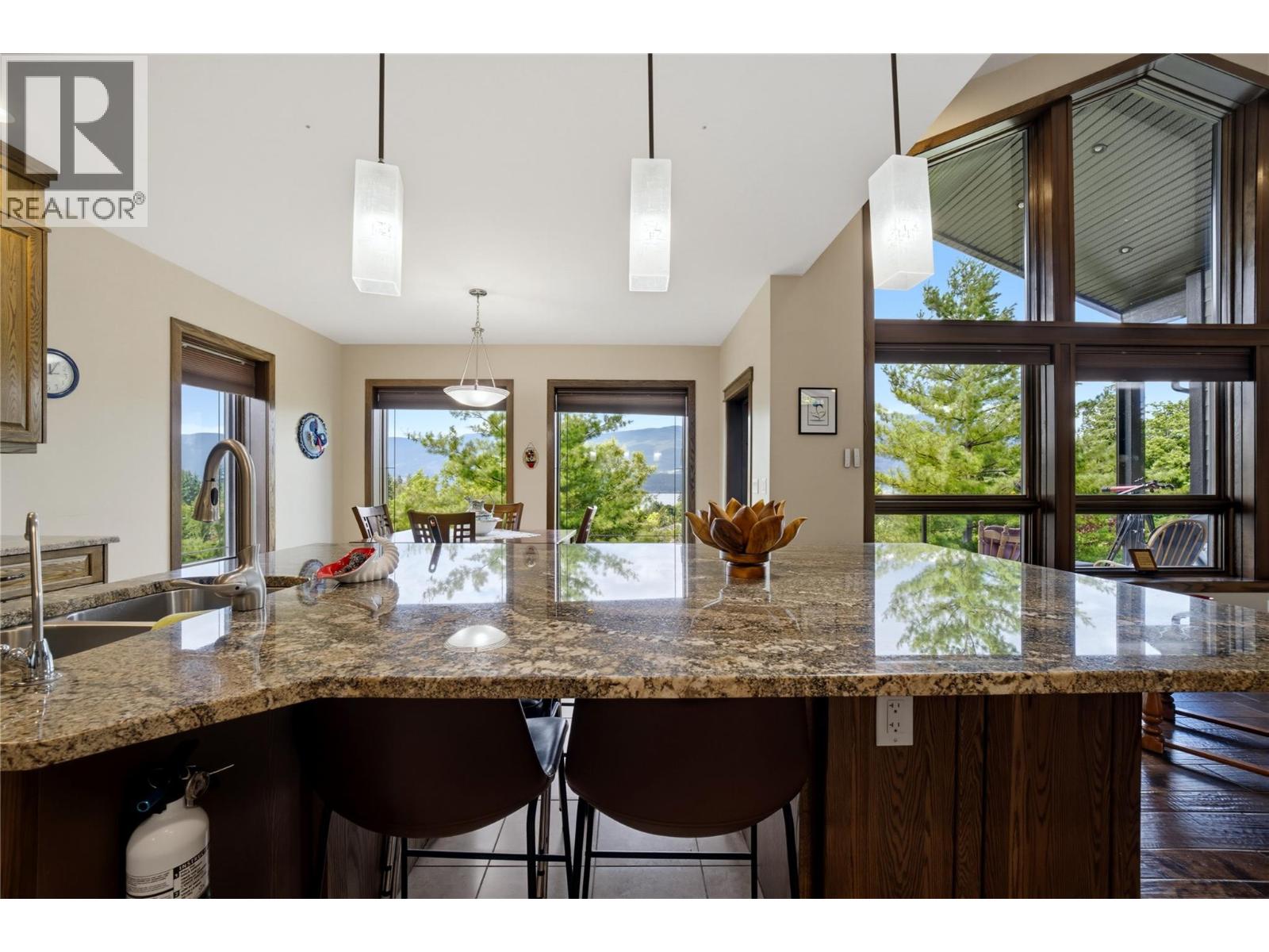 2421 25 Street NE, Salmon Arm, British Columbia  V1E 2Z7 - Photo 6 - 10393352