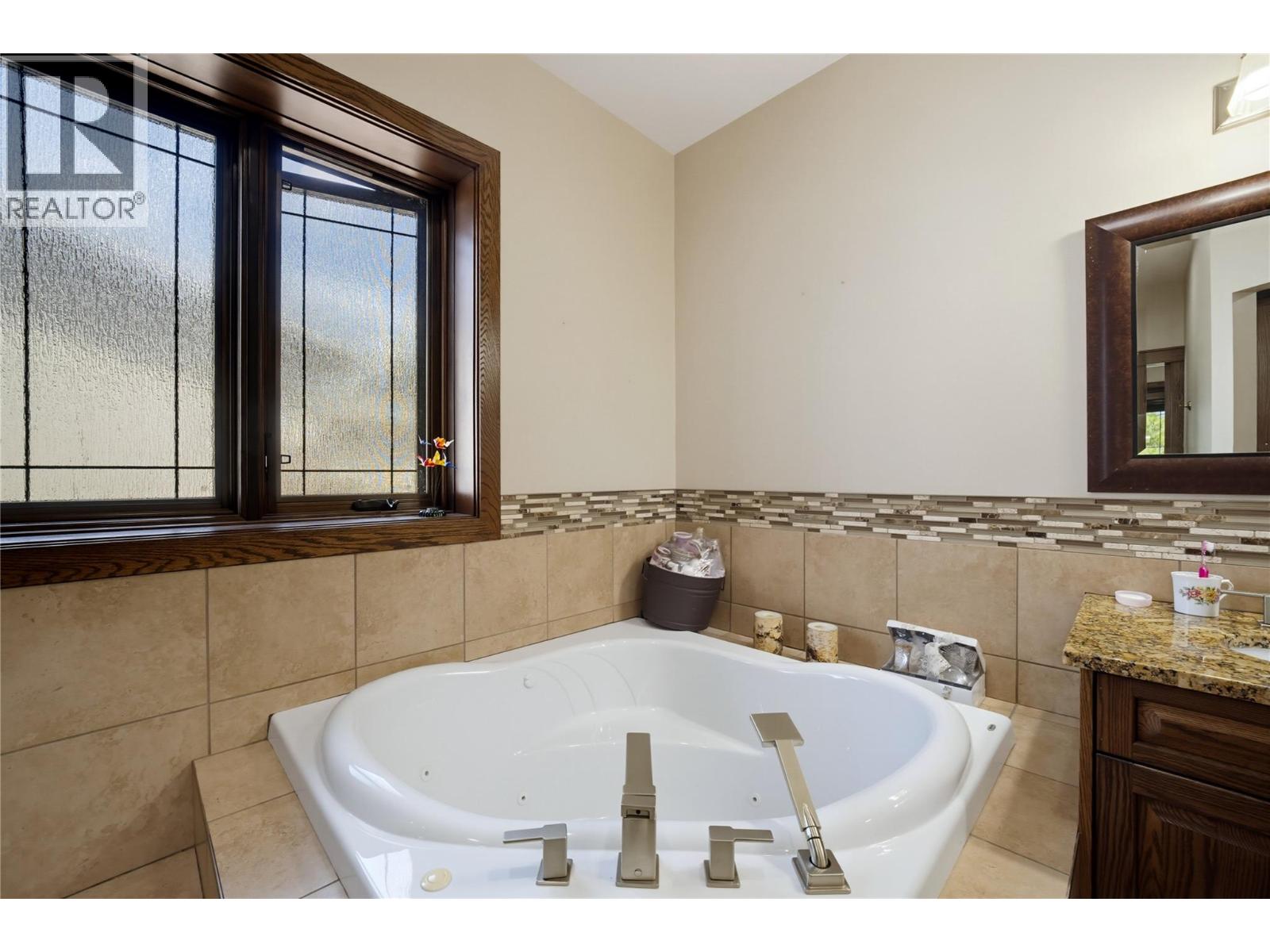 2421 25 Street NE, Salmon Arm, British Columbia  V1E 2Z7 - Photo 30 - 10393352