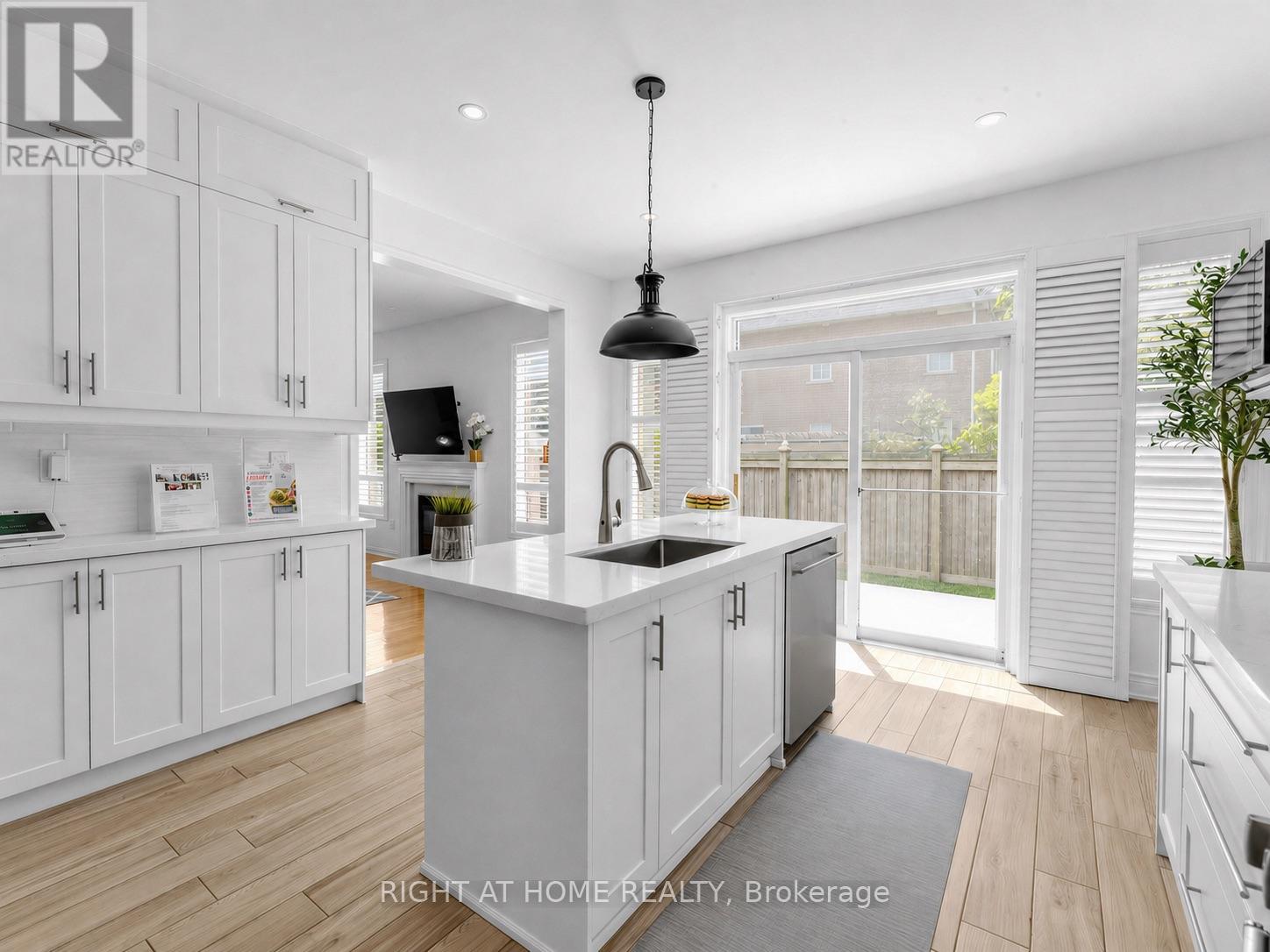 2042 Quinte Street, Burlington, Ontario  L7L 7B9 - Photo 14 - W13516020