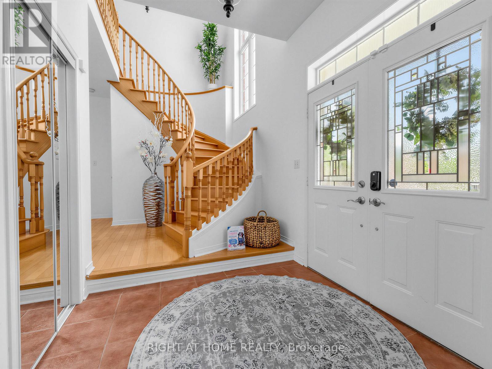 2042 Quinte Street, Burlington, Ontario  L7L 7B9 - Photo 4 - W13516020
