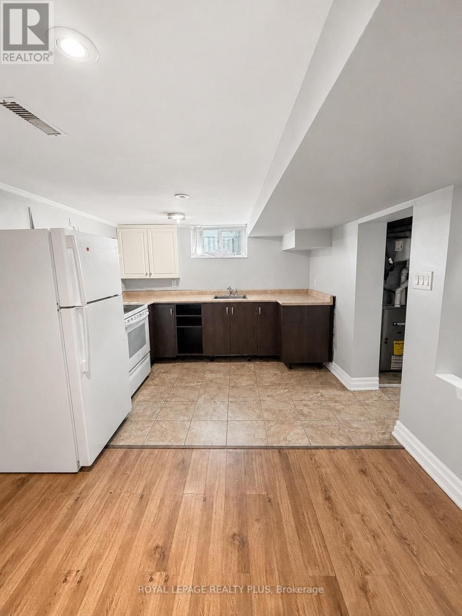 Bsmt - 389 Marf Avenue, Mississauga, Ontario  L5G 1T2 - Photo 13 - W13516118