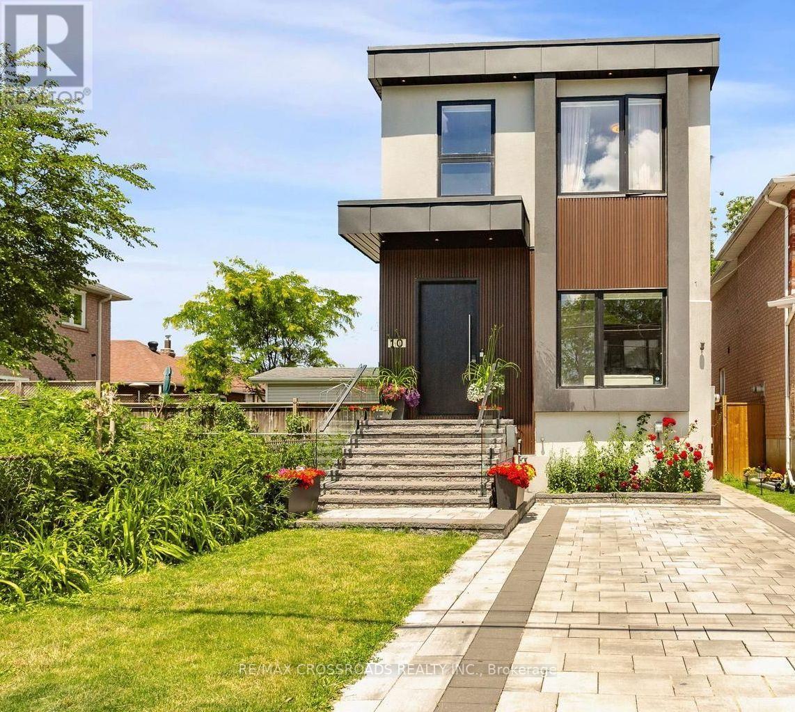 <div class="slider-price">$1,979,000</div><p>10 Hamstead Avenue, Toronto, Ontario</p>