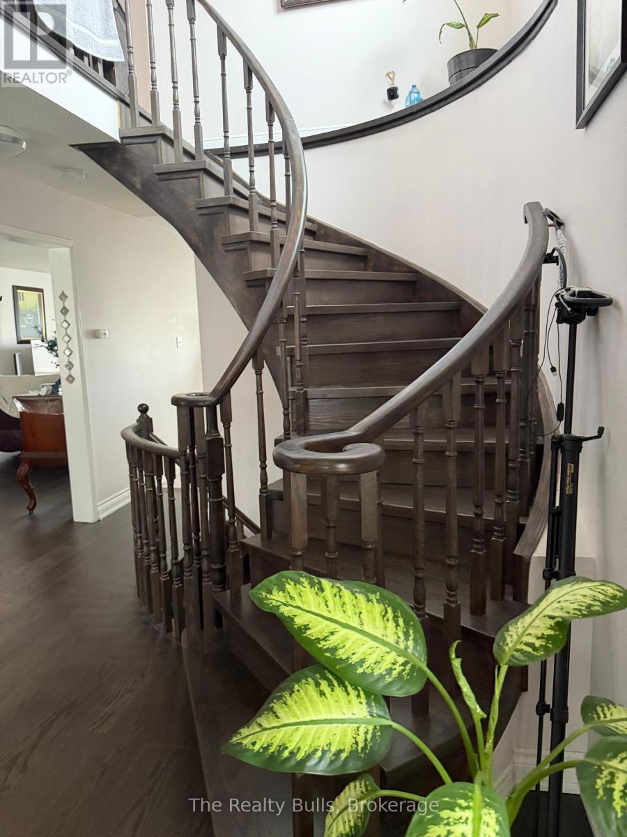212 Yellowood Circle, Vaughan (Patterson), Ontario  L4J 8M4 - Photo 3 - N13516220