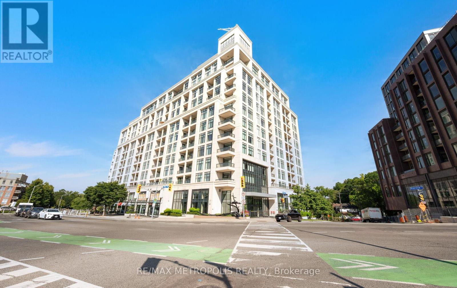 <div class="slider-price">$699,000</div><p>407 - 1 Old Mill Drive, Toronto, Ontario</p>