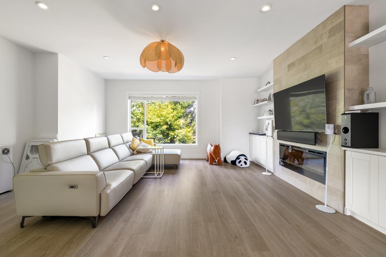 228 2277 OAK MEADOWS DRIVE