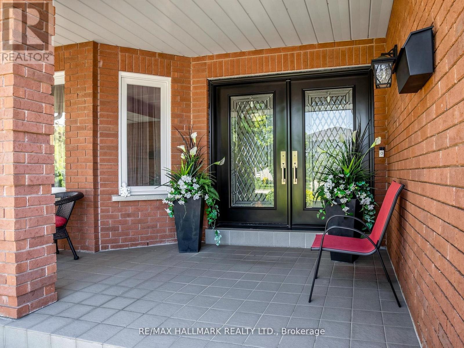 98 Arrowhead Drive, Vaughan, Ontario  L4L 4A5 - Photo 2 - N13516302