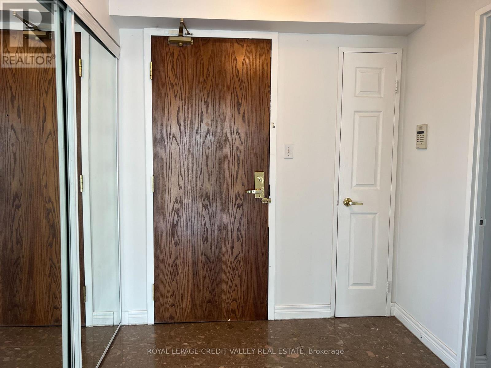 2205 - 156 Enfield Place, Mississauga, Ontario  L5B 4L8 - Photo 2 - W13513572