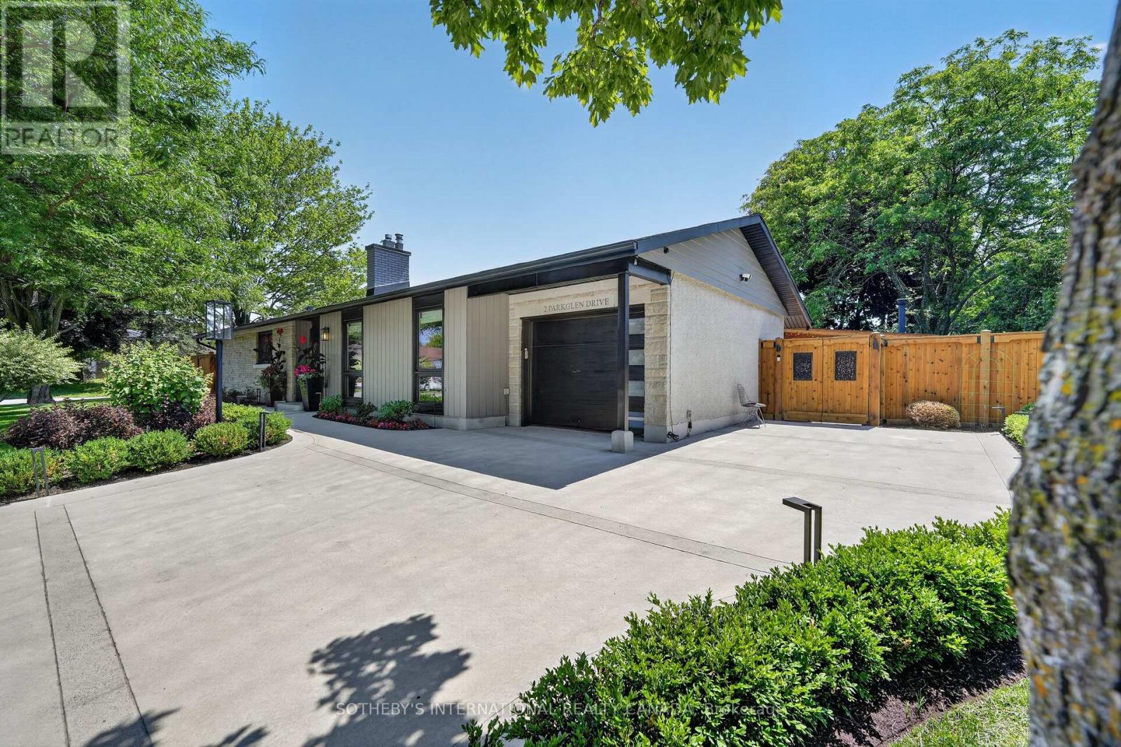 2 Parkglen Drive, Ottawa, Ontario  K2G 3R5 - Photo 2 - X13516454