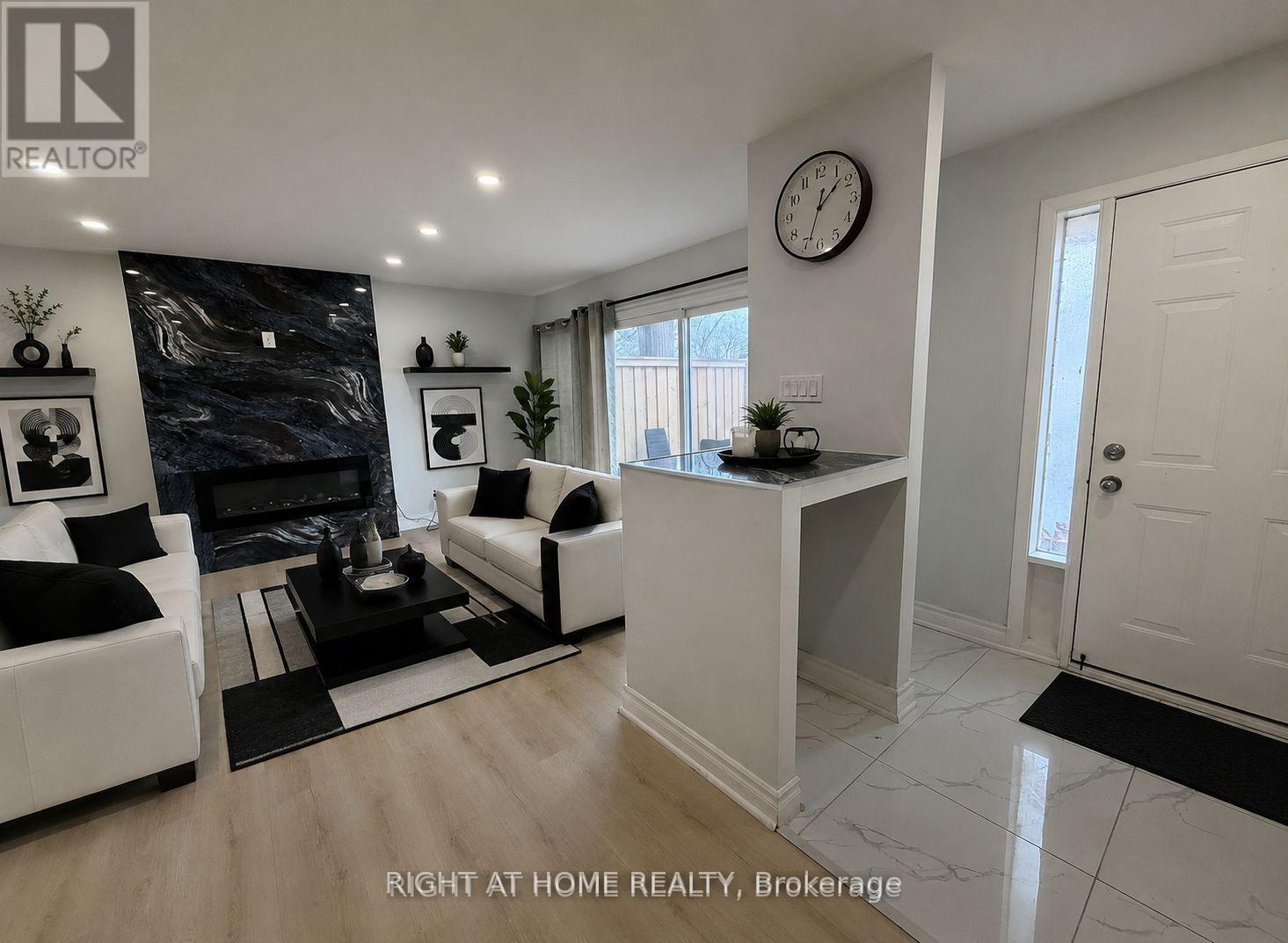 189 - 24 SPRINGFAIR AVENUE, Aurora, Ontario