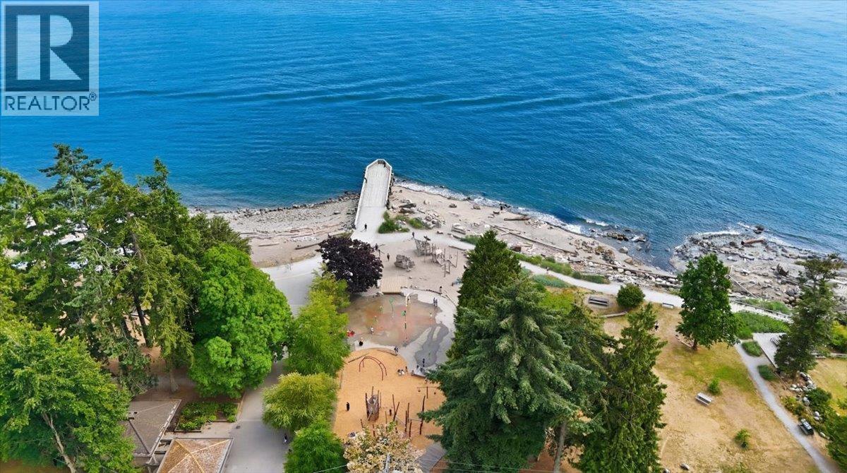 802 1745 Esquimalt Avenue, West Vancouver, British Columbia V7V 1R7 - Photo 2 - R3142242