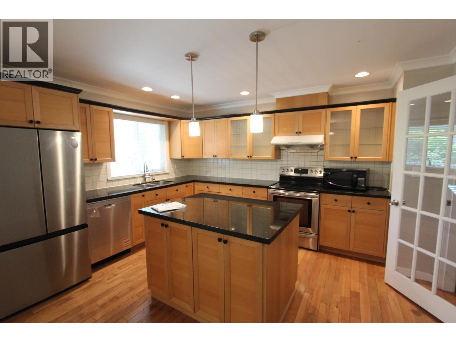 2160 Laurier Avenue, Port Coquitlam, British Columbia  V6J 2V4 - Photo 2 - R3142235