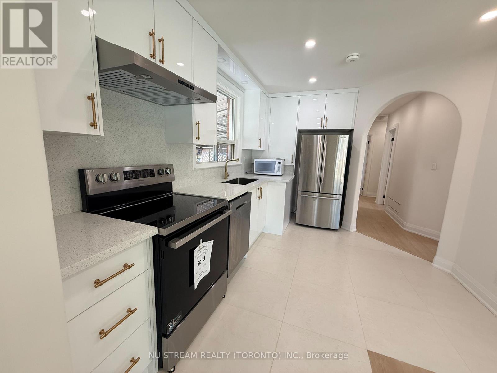UPPER LEVEL - 6 ROSEMARIE DRIVE