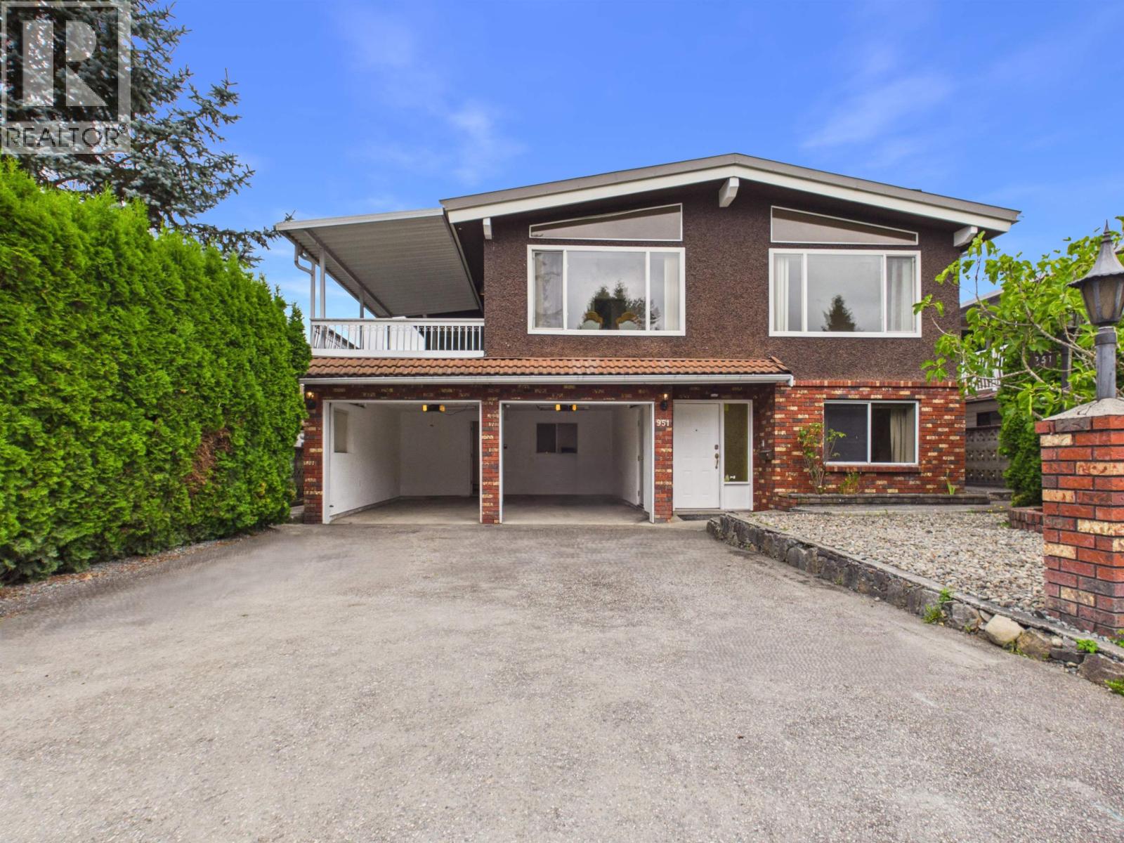 951 Everett Crescent, Burnaby, British Columbia  V5A 2N6 - Photo 2 - R3142267