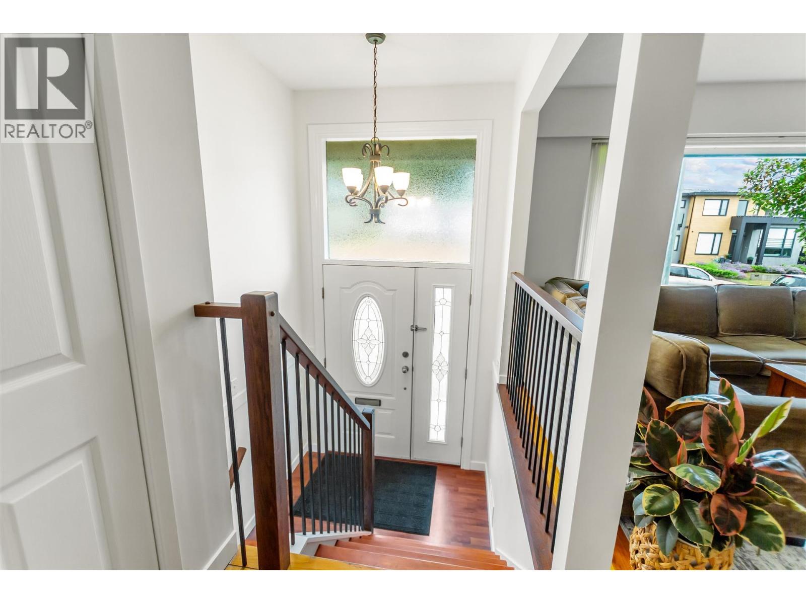 444 Lakeview Street, Coquitlam, British Columbia  V3K 5K8 - Photo 2 - R3142198