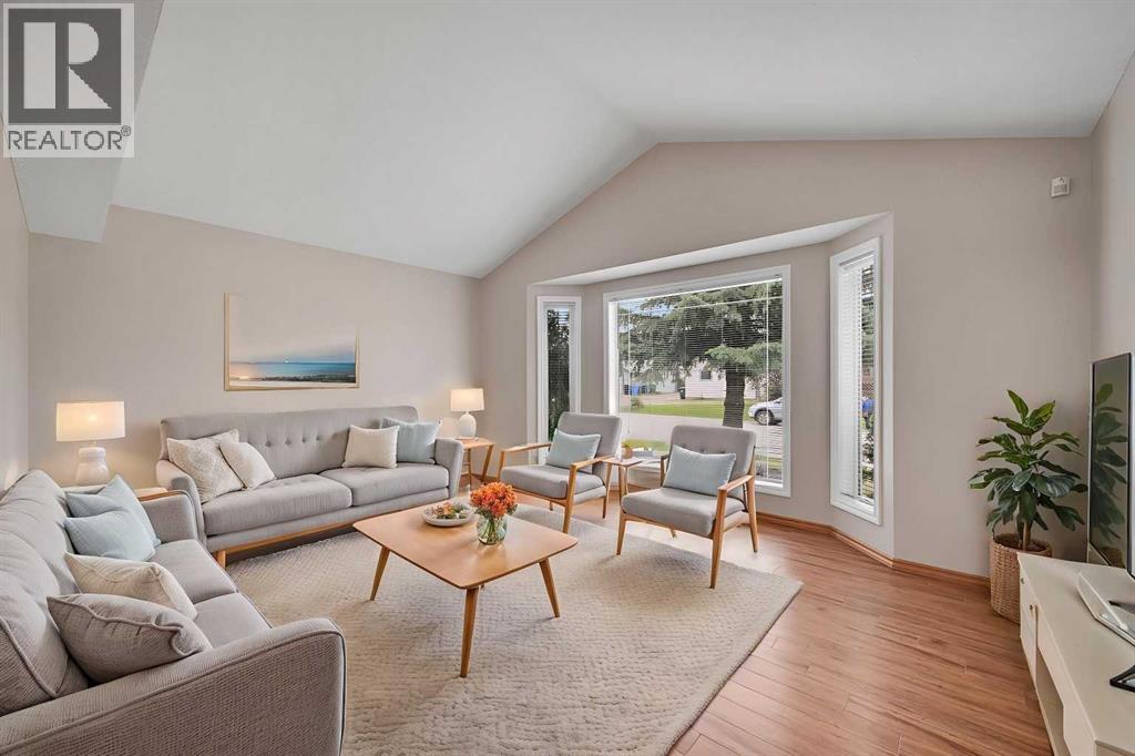 100 Somerside Grove Sw, Calgary, Alberta  T2Y 3V2 - Photo 3 - A2325271