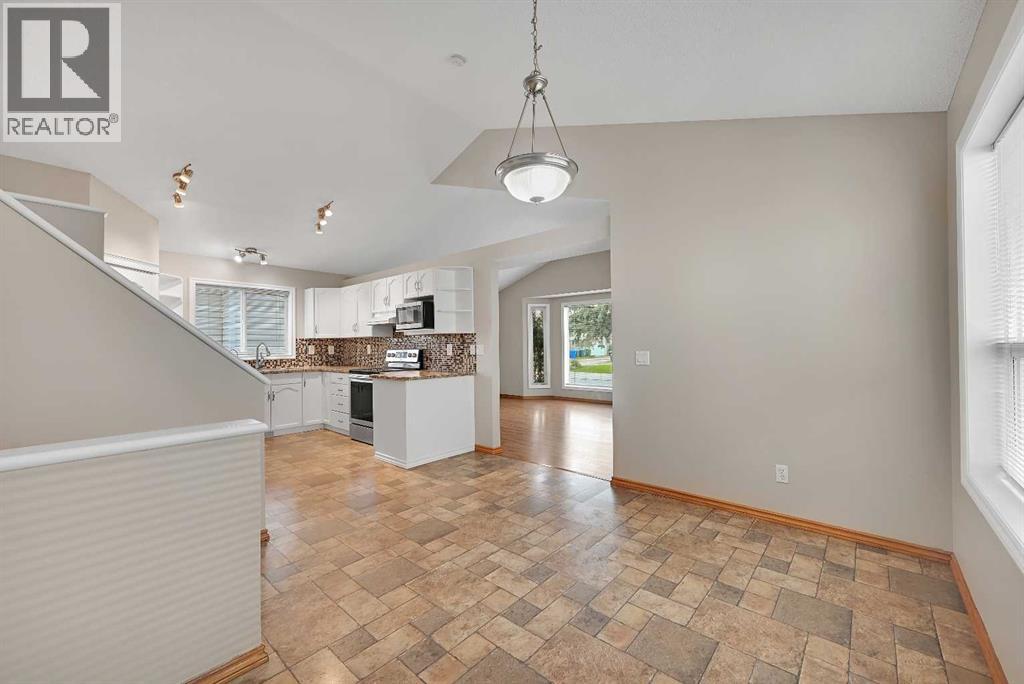 100 Somerside Grove Sw, Calgary, Alberta  T2Y 3V2 - Photo 8 - A2325271
