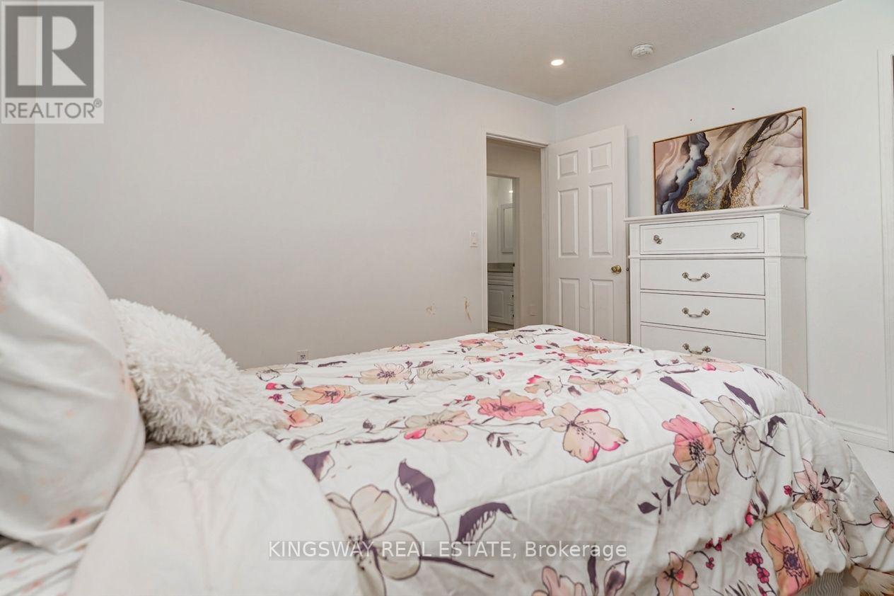 891 Stonebridge Avenue, Mississauga, Ontario  L5V 2L3 - Photo 15 - W13516756