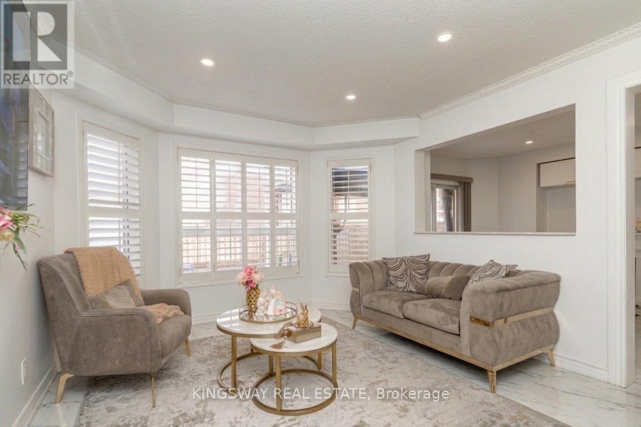 891 Stonebridge Avenue, Mississauga, Ontario  L5V 2L3 - Photo 5 - W13516756