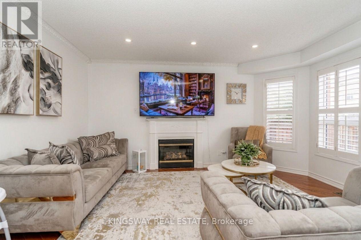 891 Stonebridge Avenue, Mississauga, Ontario  L5V 2L3 - Photo 7 - W13516756